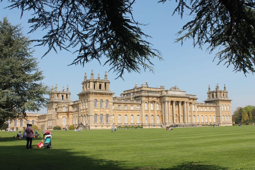 Blenheim Palace in the sunshine. Image by Jenny Bowden from Pixabay